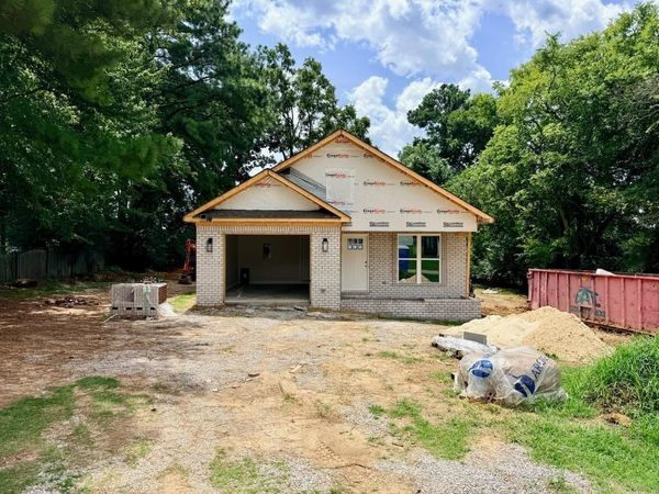 104 Pleasant Ridge Dr, Florence, AL 35633