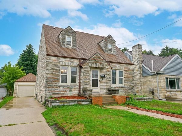 1828 E Eden PLACE, Saint Francis, WI 53235