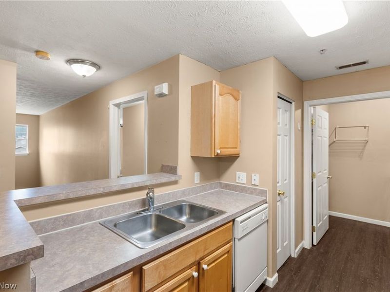 14821 Lenox Drive, Unit 221, Strongsville, OH 44136 Photo 8