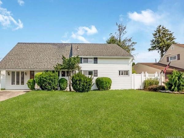 85 Twin Lane N, Wantagh, NY 11793