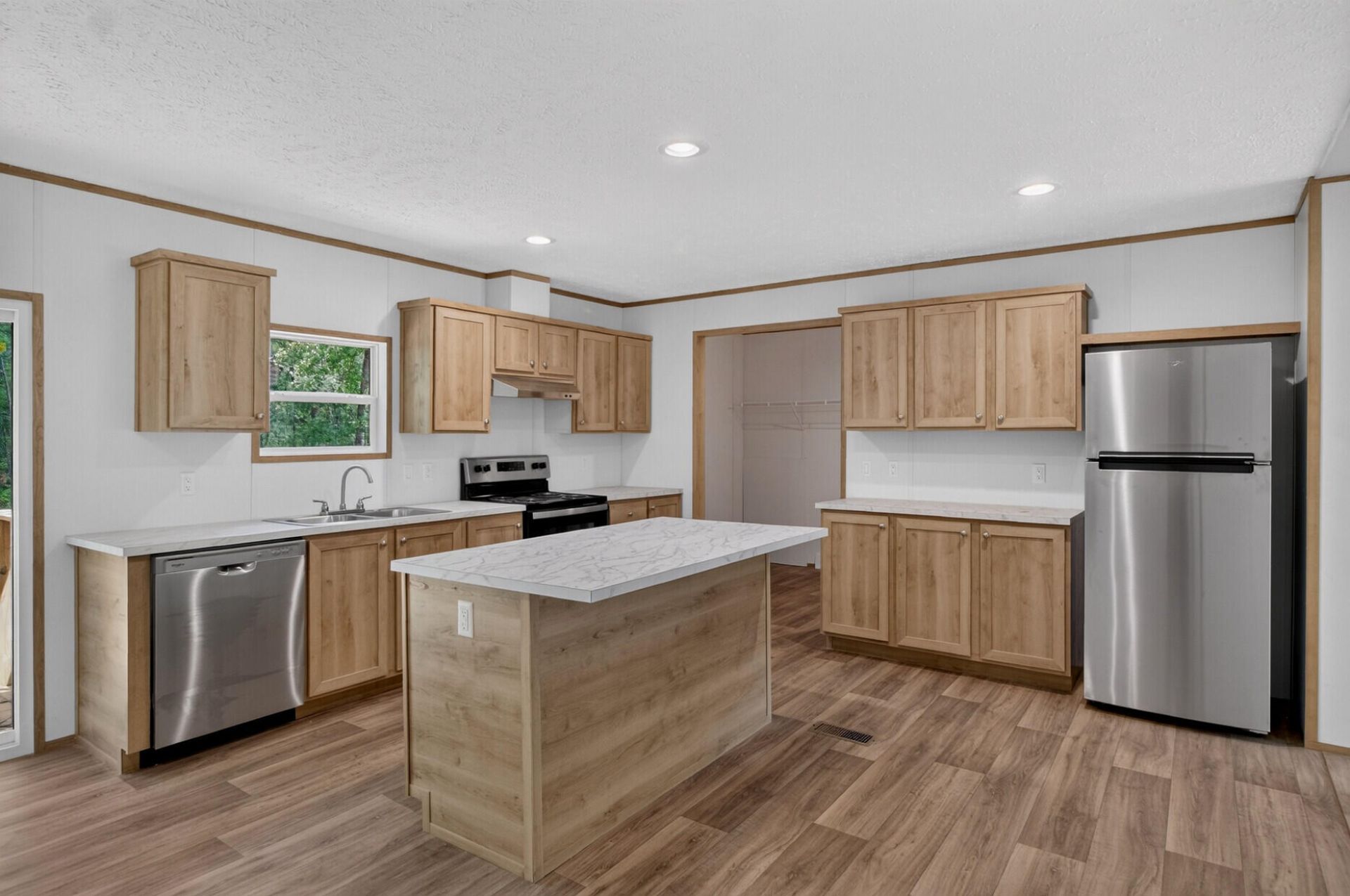 270 Saturn Lane Photo 7
