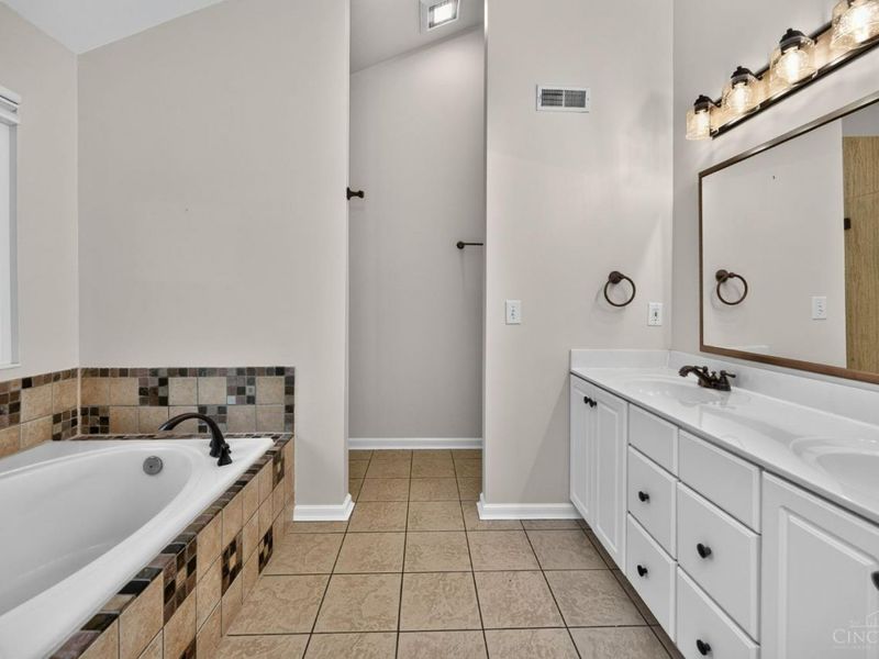 10203 Meadowknoll Drive, Symmes Township, OH 45140 Photo 22