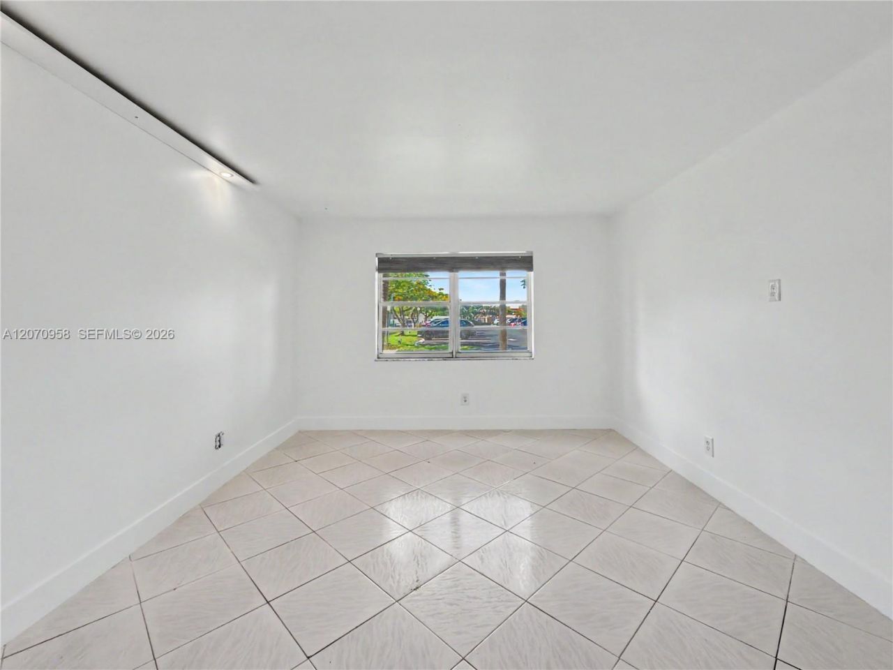 8411 NW 8th St , Unit 102, Miami, FL 33126 Photo