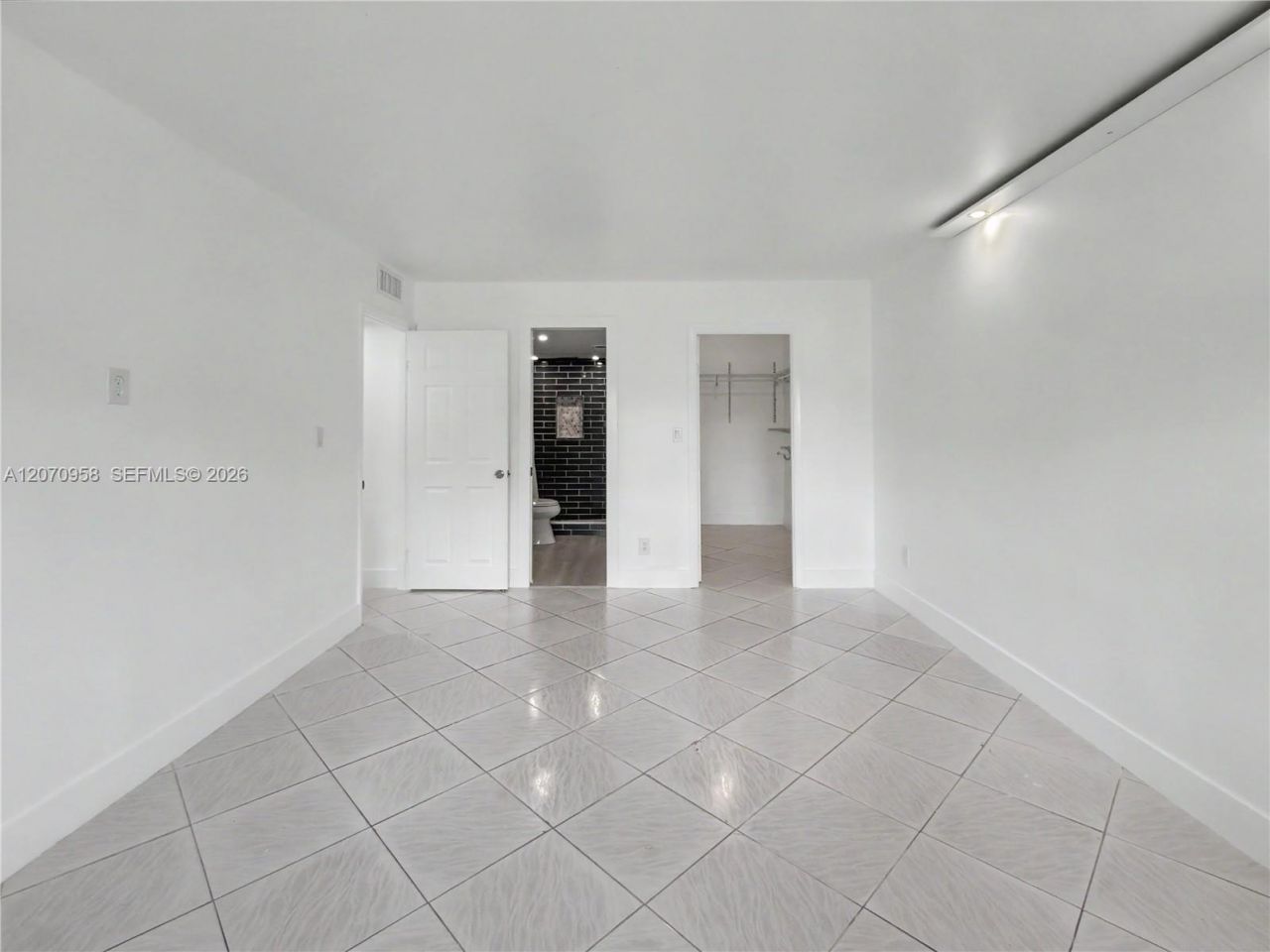 8411 NW 8th St , Unit 102, Miami, FL 33126 Photo