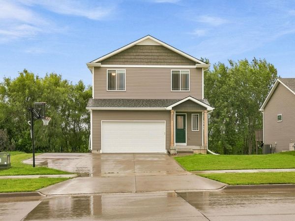 2505 Park Ridge Drive, Granger, IA 50109