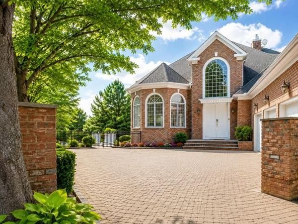 63 Charney Court , Manhasset, NY 11030