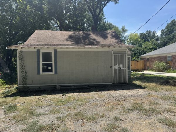 1829 THE OAKS AVE, Memphis, TN 38127