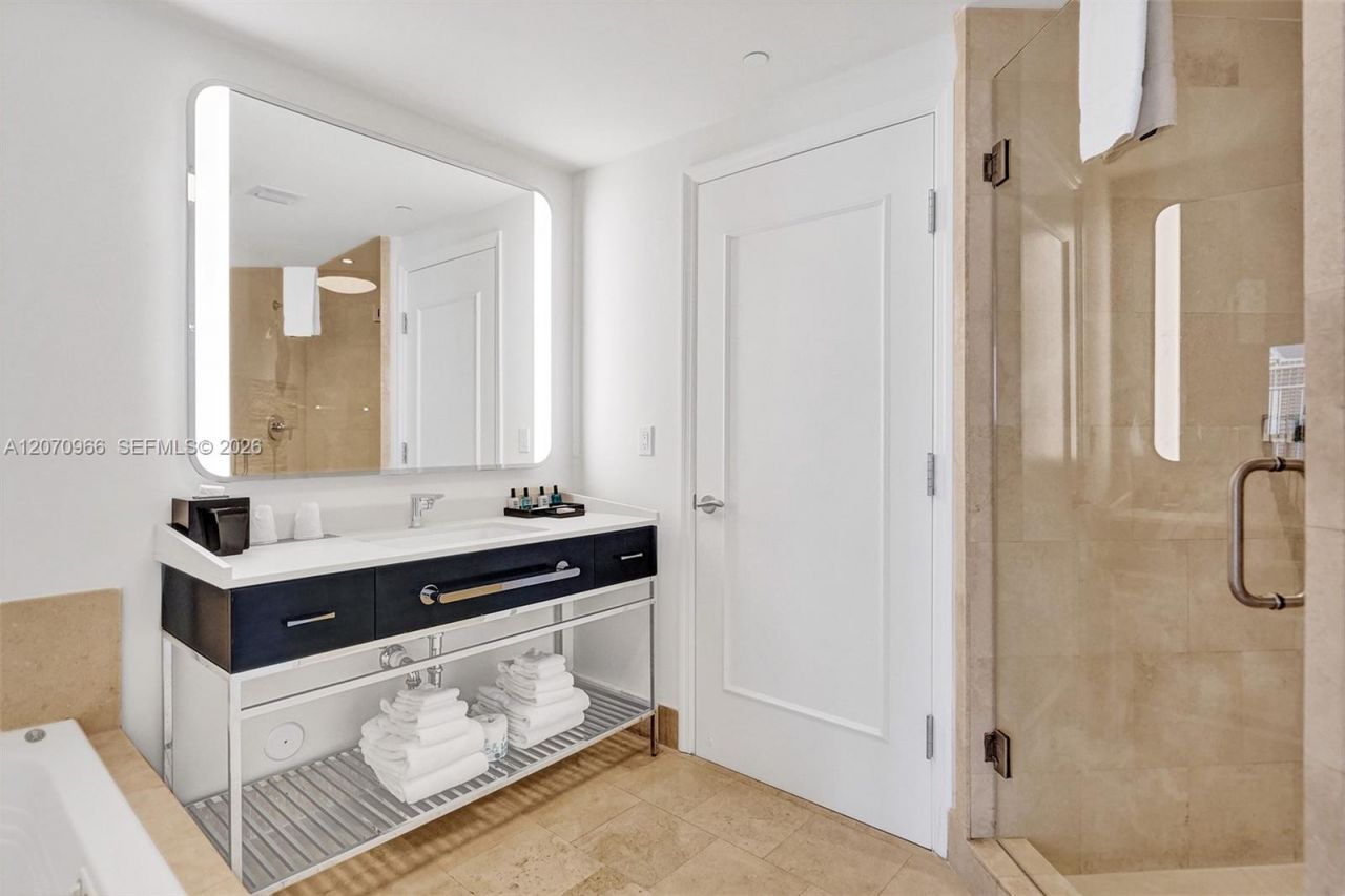 4401 Collins Ave , Unit 2915, Miami Beach, FL 33140 Photo