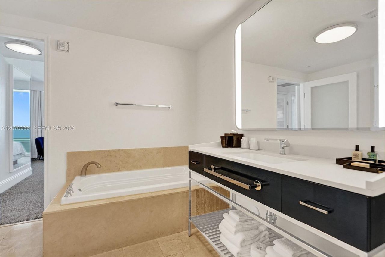 4401 Collins Ave , Unit 2915, Miami Beach, FL 33140 Photo