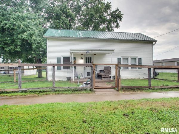 501 N CHESTNUT Street, Mendon, IL 62351