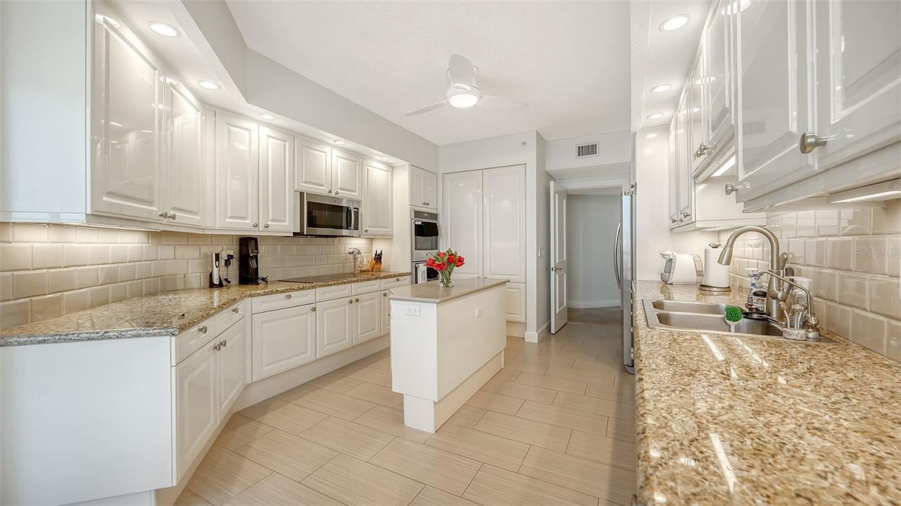 1241 Gulf Of Mexico Drive, Unit 303, Longboat Key, FL 34228 Photo