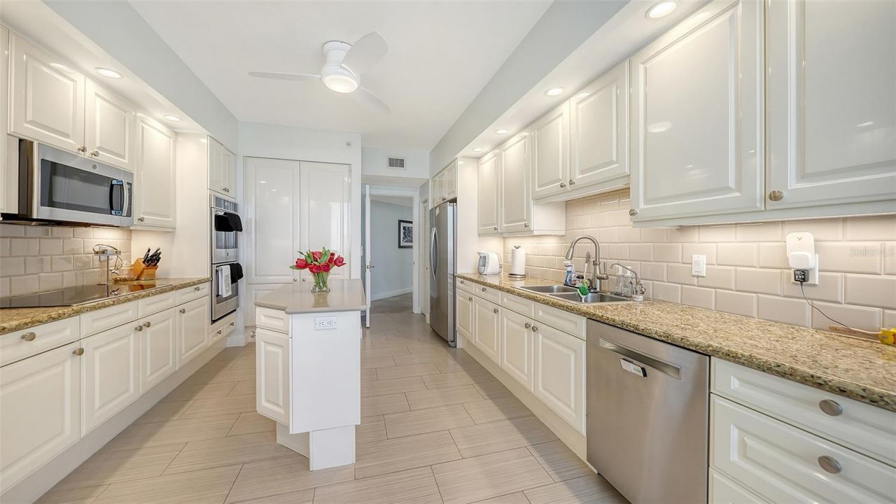 1241 Gulf Of Mexico Drive, Unit 303, Longboat Key, FL 34228 Photo