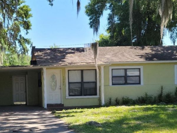 1300 PARK AVENUE , TAVARES, FL 32778
