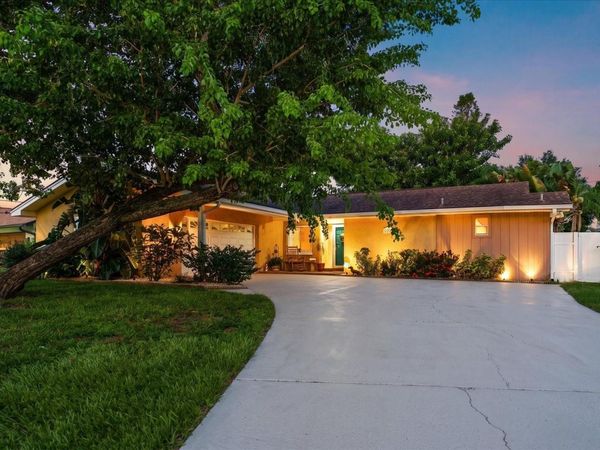 12811 LAKE DRIVE , LARGO, FL 33774