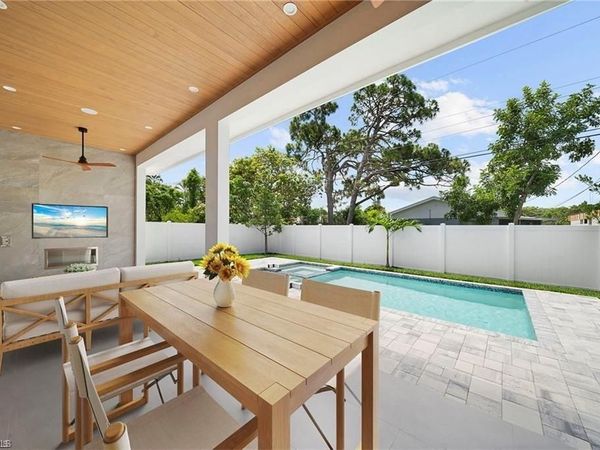 638 93rd AVE N, NAPLES, FL 34108