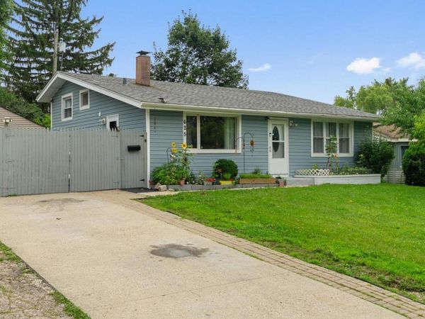 625 Jefferson Avenue , Carpentersville, IL 60110
