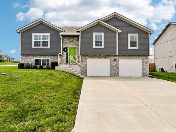 1701 NW Hilltop Court, Grain Valley, MO 64029