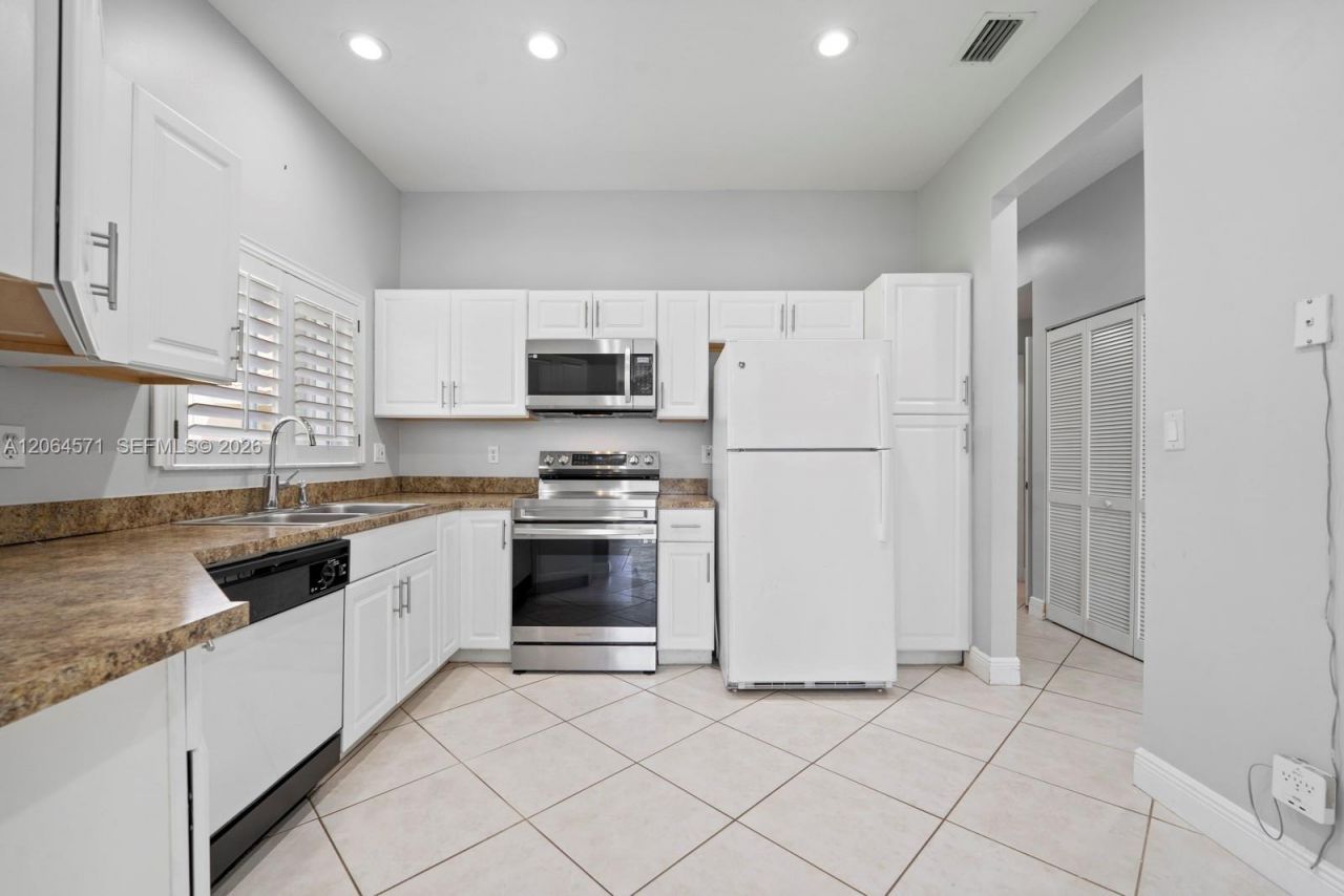 15890 SW 12th St, Pembroke Pines, FL 33027 Photo