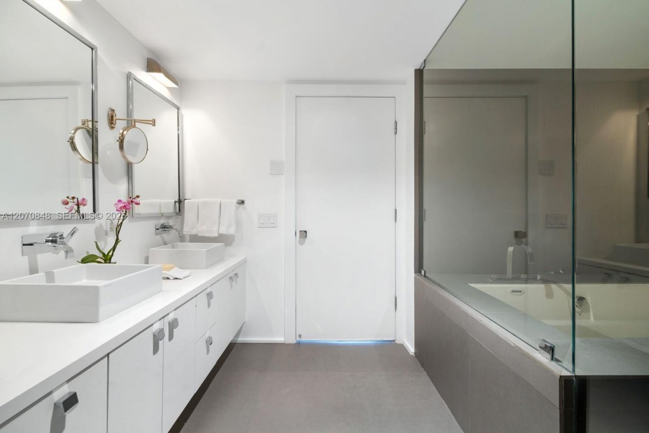 5875 Collins Ave , Unit 1102, Miami Beach, FL 33140 Photo