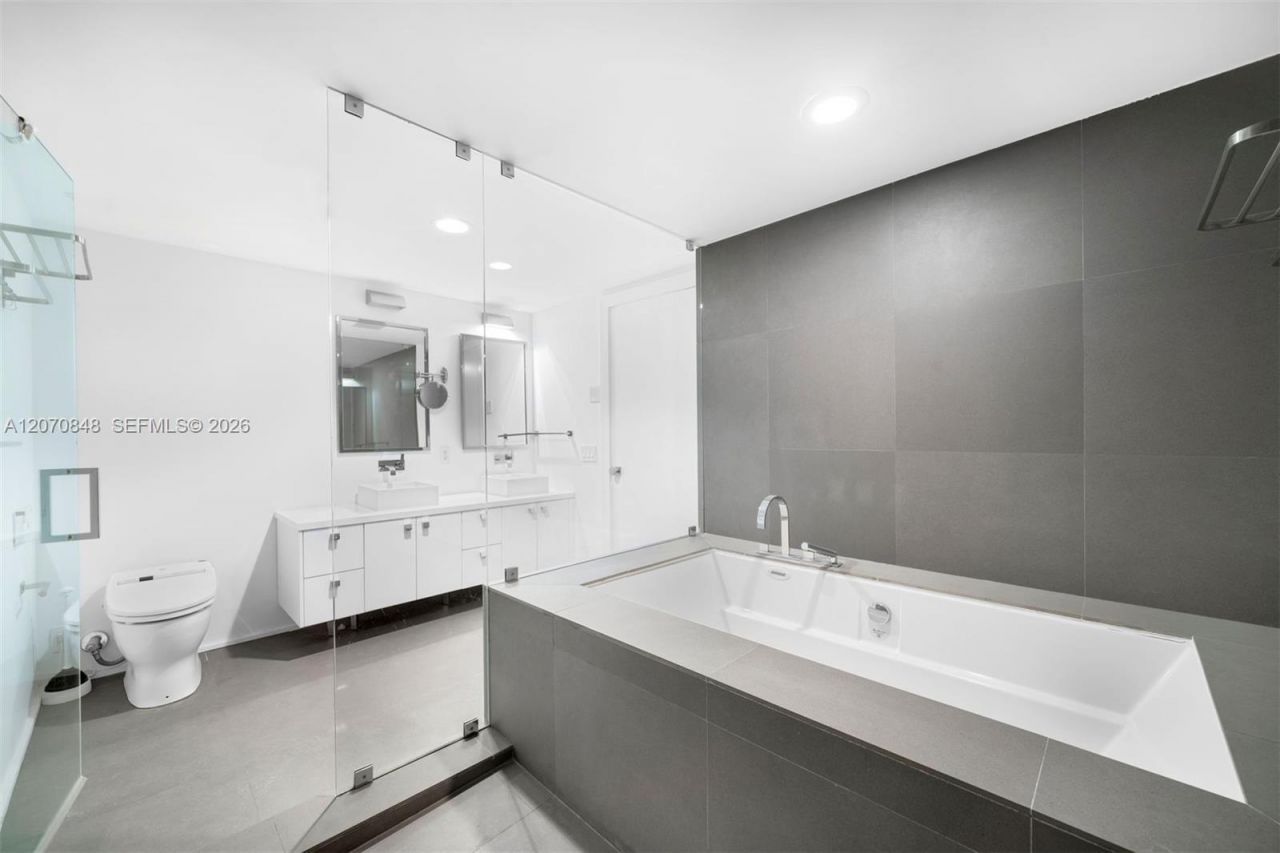 5875 Collins Ave , Unit 1102, Miami Beach, FL 33140 Photo