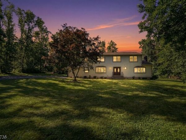 6 King Arthurs Ct, Edison, NJ 08820