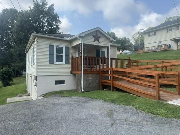 206 Carter Ave, CRAB ORCHARD, WV 25827