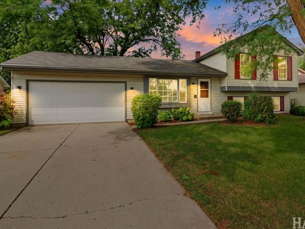 5014 W Greenbrier Drive , McHenry, IL 60050