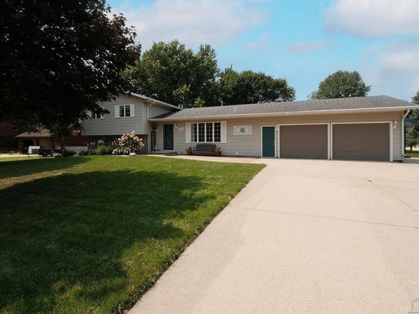 157 12th Avenue NE, Sioux Center, IA 51250