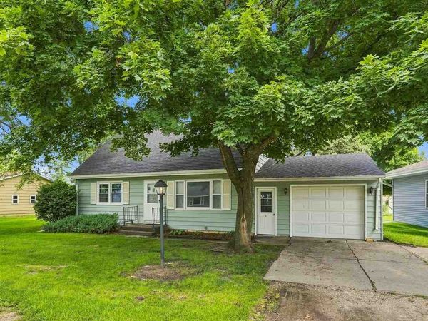 107 Midway Dr, Columbus Junction, IA 52738