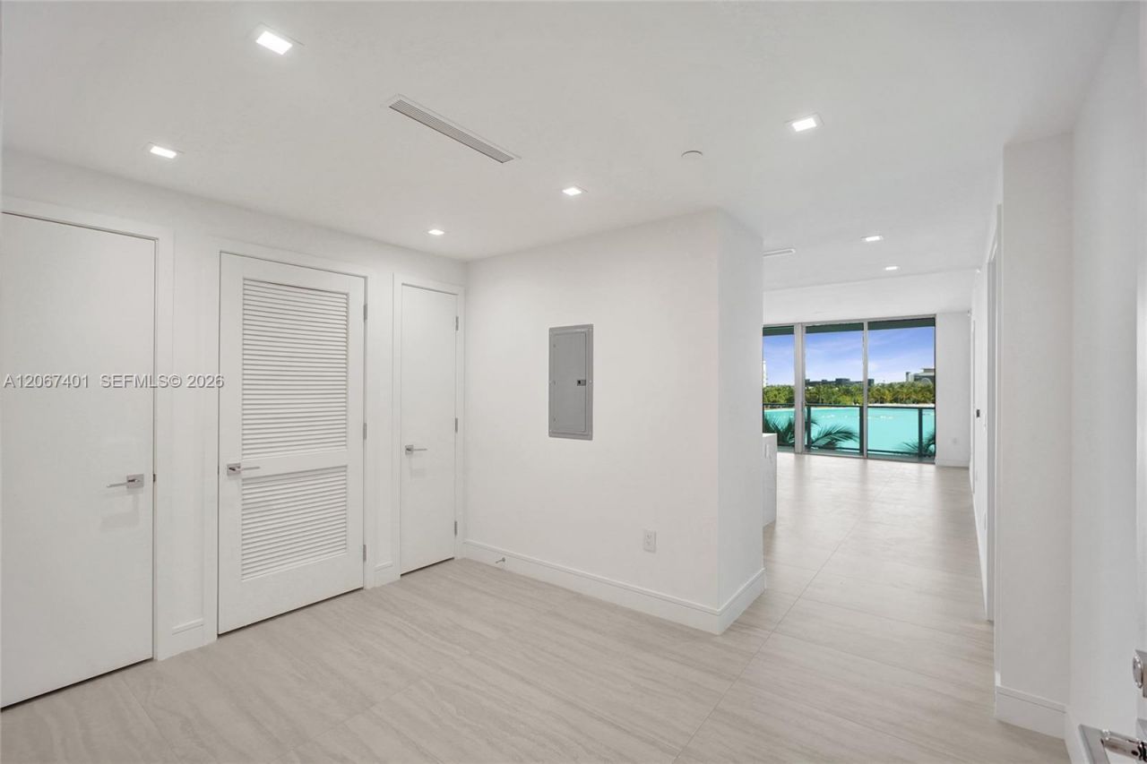 2411 Laguna Circle , Unit 208, Miami, FL 33181 Photo