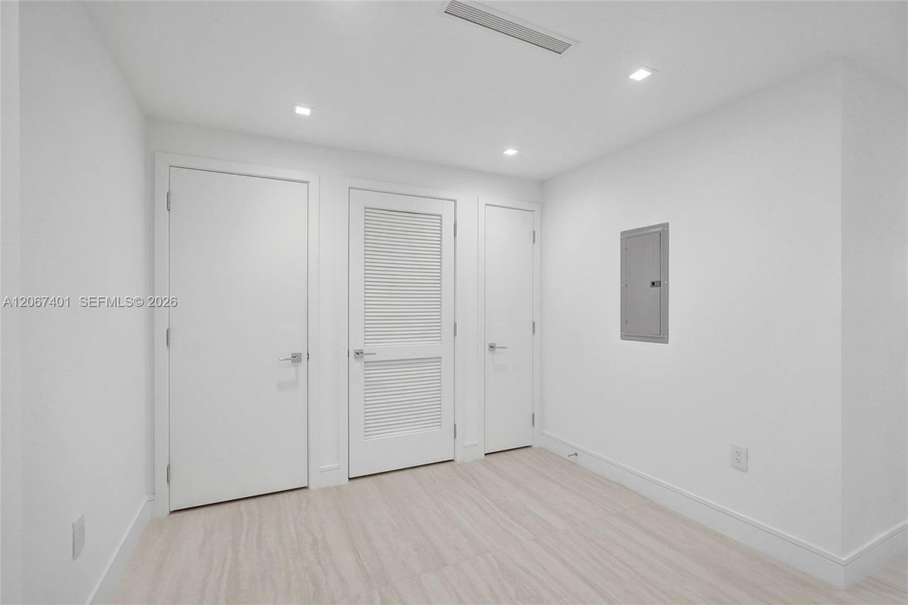 2411 Laguna Circle , Unit 208, Miami, FL 33181 Photo
