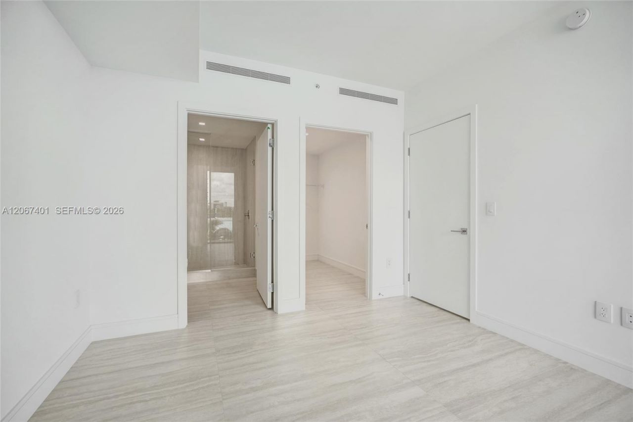 2411 Laguna Circle , Unit 208, Miami, FL 33181 Photo