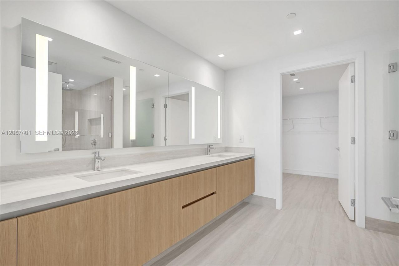 2411 Laguna Circle , Unit 208, Miami, FL 33181 Photo