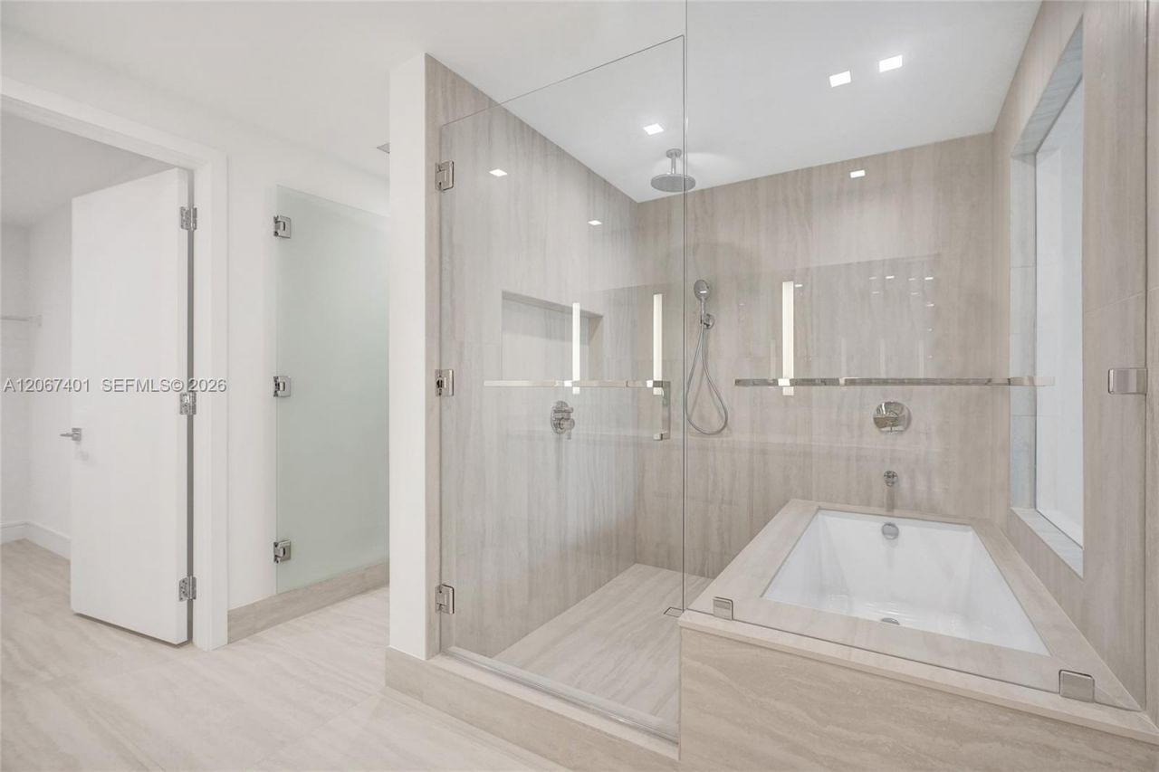 2411 Laguna Circle , Unit 208, Miami, FL 33181 Photo