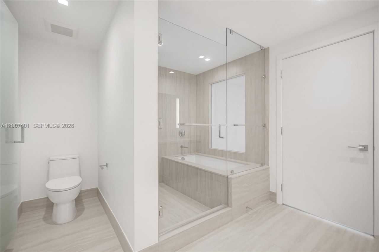 2411 Laguna Circle , Unit 208, Miami, FL 33181 Photo