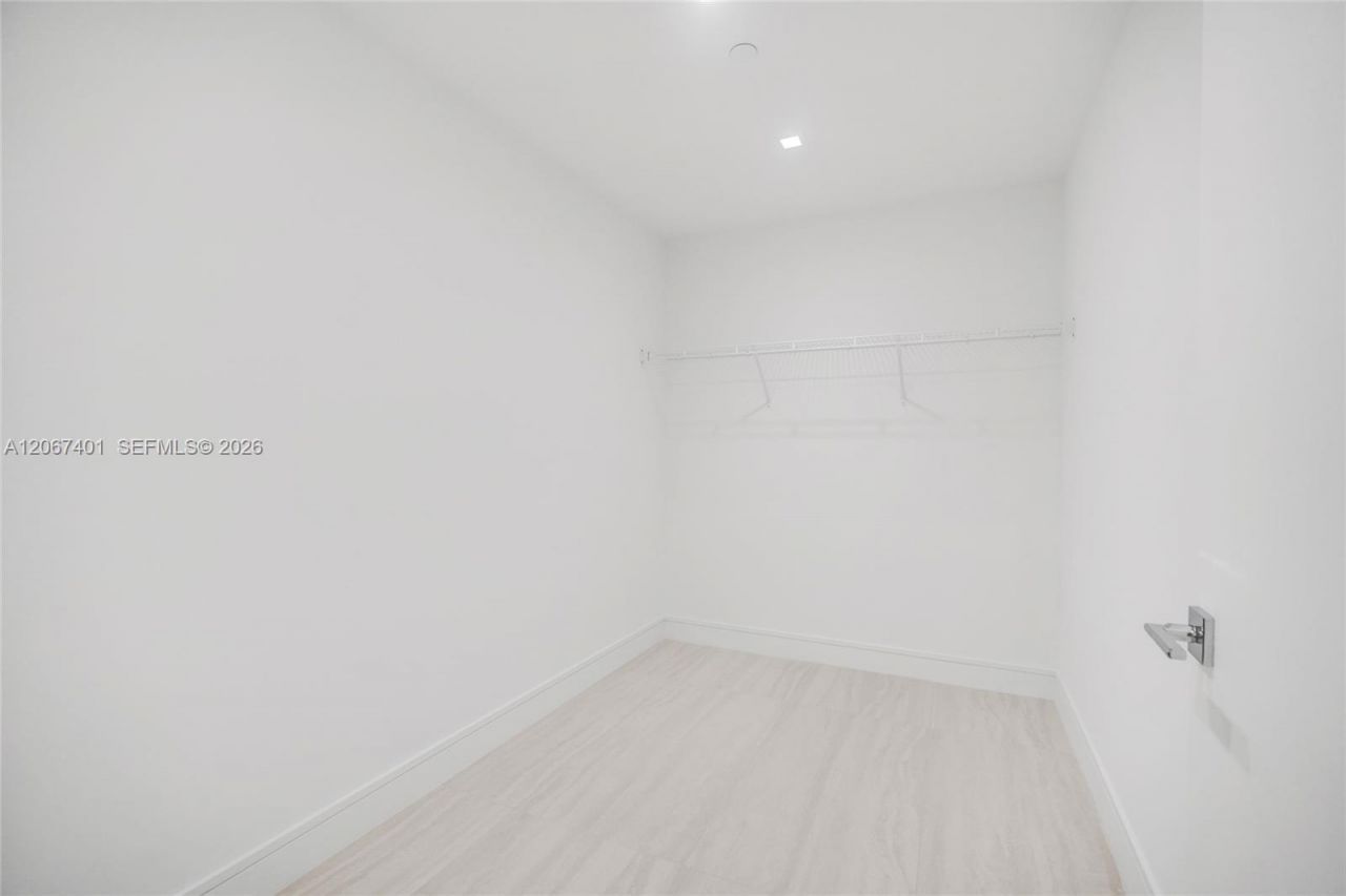 2411 Laguna Circle , Unit 208, Miami, FL 33181 Photo