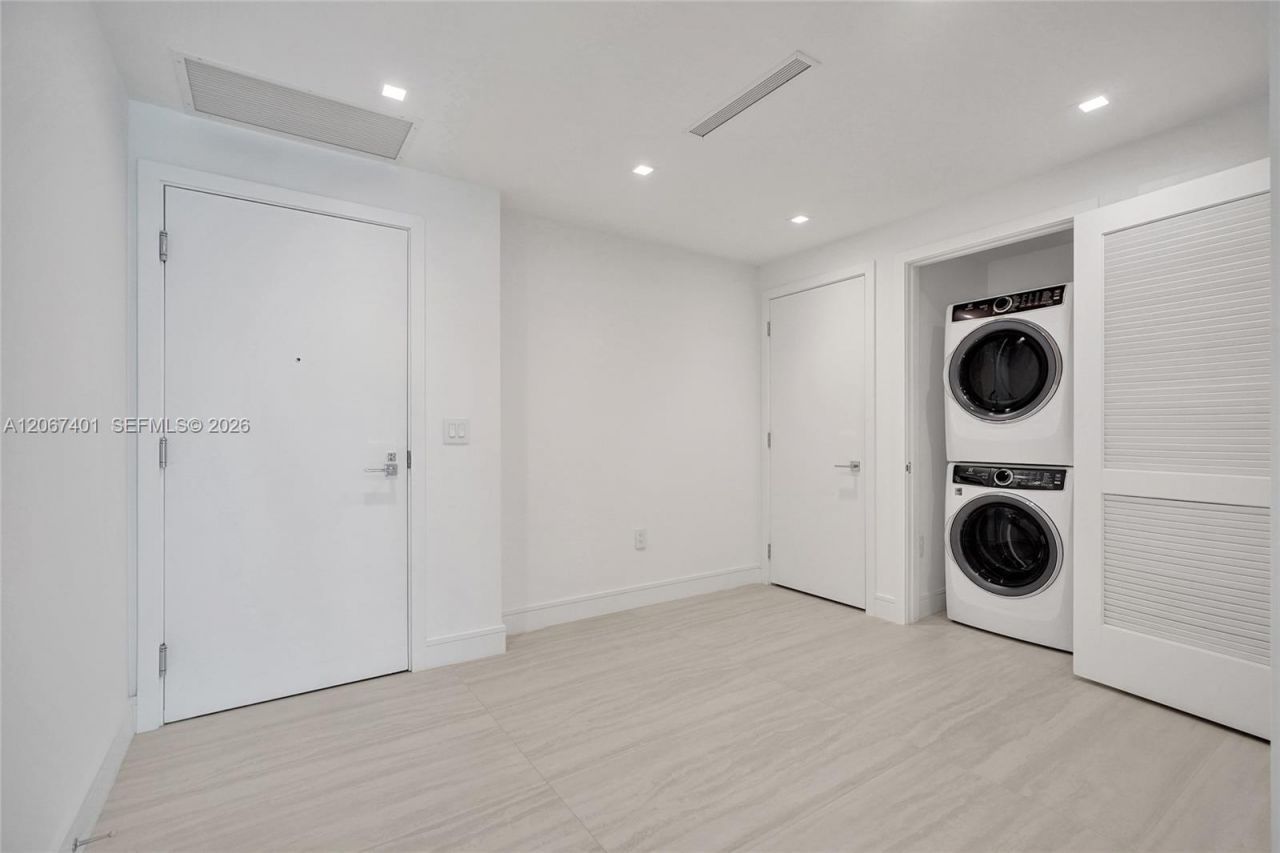 2411 Laguna Circle , Unit 208, Miami, FL 33181 Photo