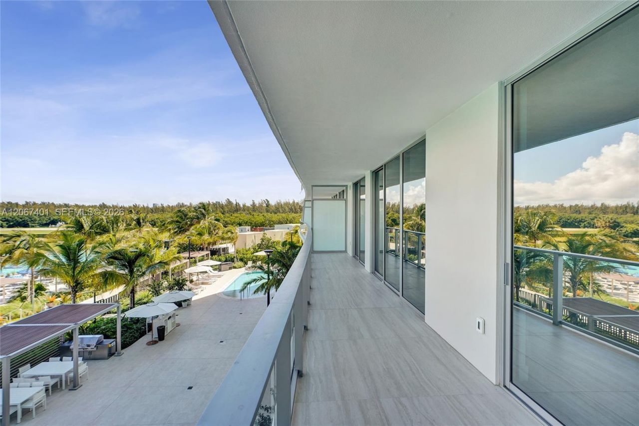 2411 Laguna Circle , Unit 208, Miami, FL 33181 Photo
