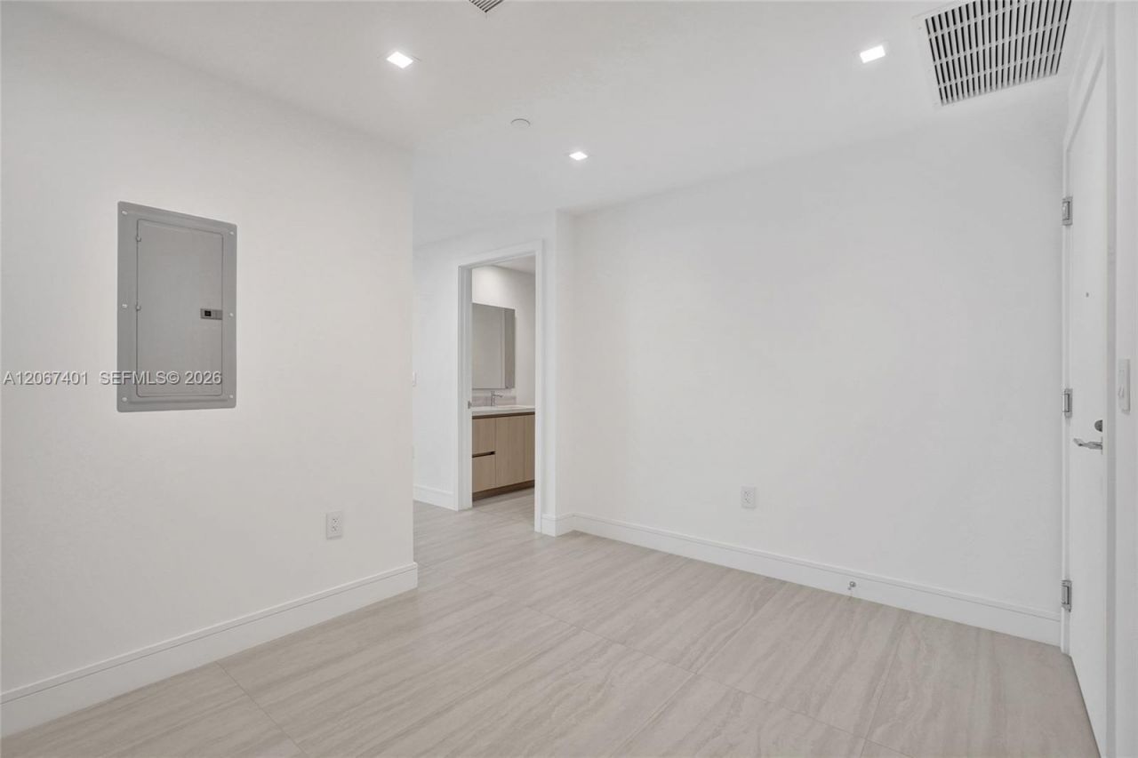 2411 Laguna Circle , Unit 208, Miami, FL 33181 Photo
