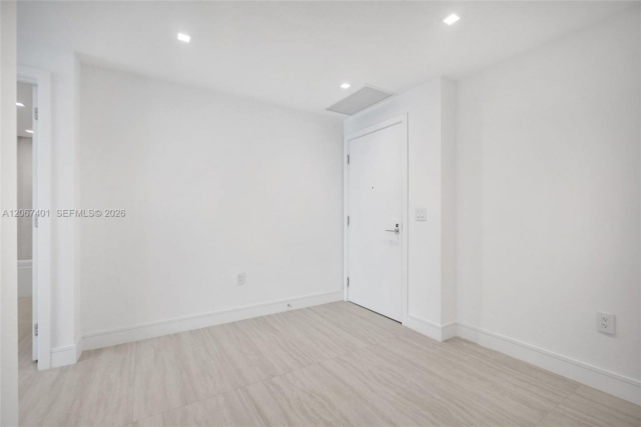 2411 Laguna Circle , Unit 208, Miami, FL 33181 Photo