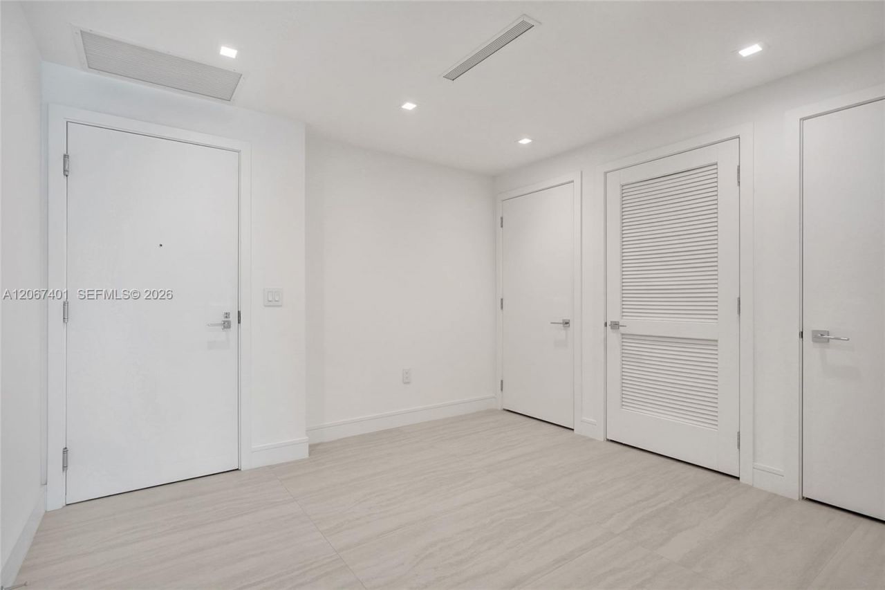2411 Laguna Circle , Unit 208, Miami, FL 33181 Photo