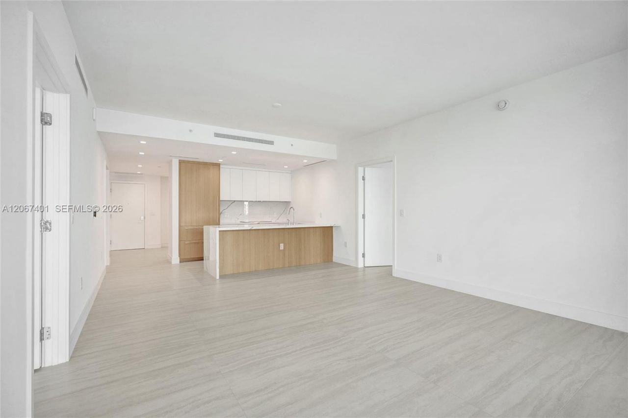 2411 Laguna Circle , Unit 208, Miami, FL 33181 Photo
