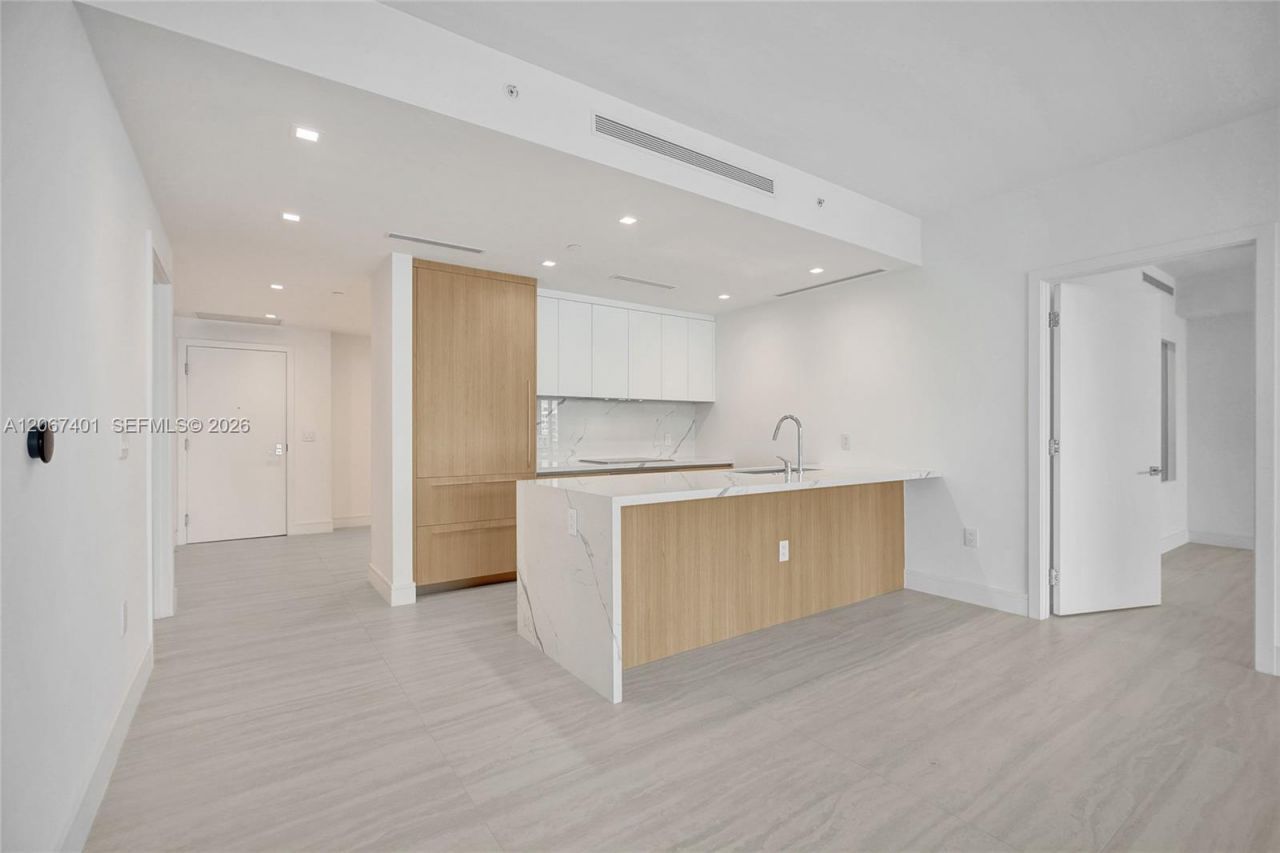 2411 Laguna Circle , Unit 208, Miami, FL 33181 Photo