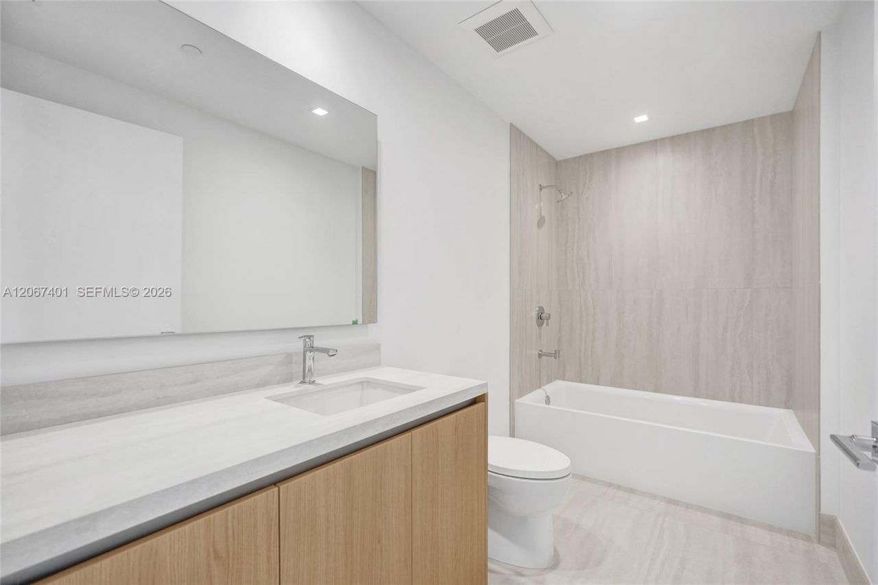2411 Laguna Circle , Unit 208, Miami, FL 33181 Photo