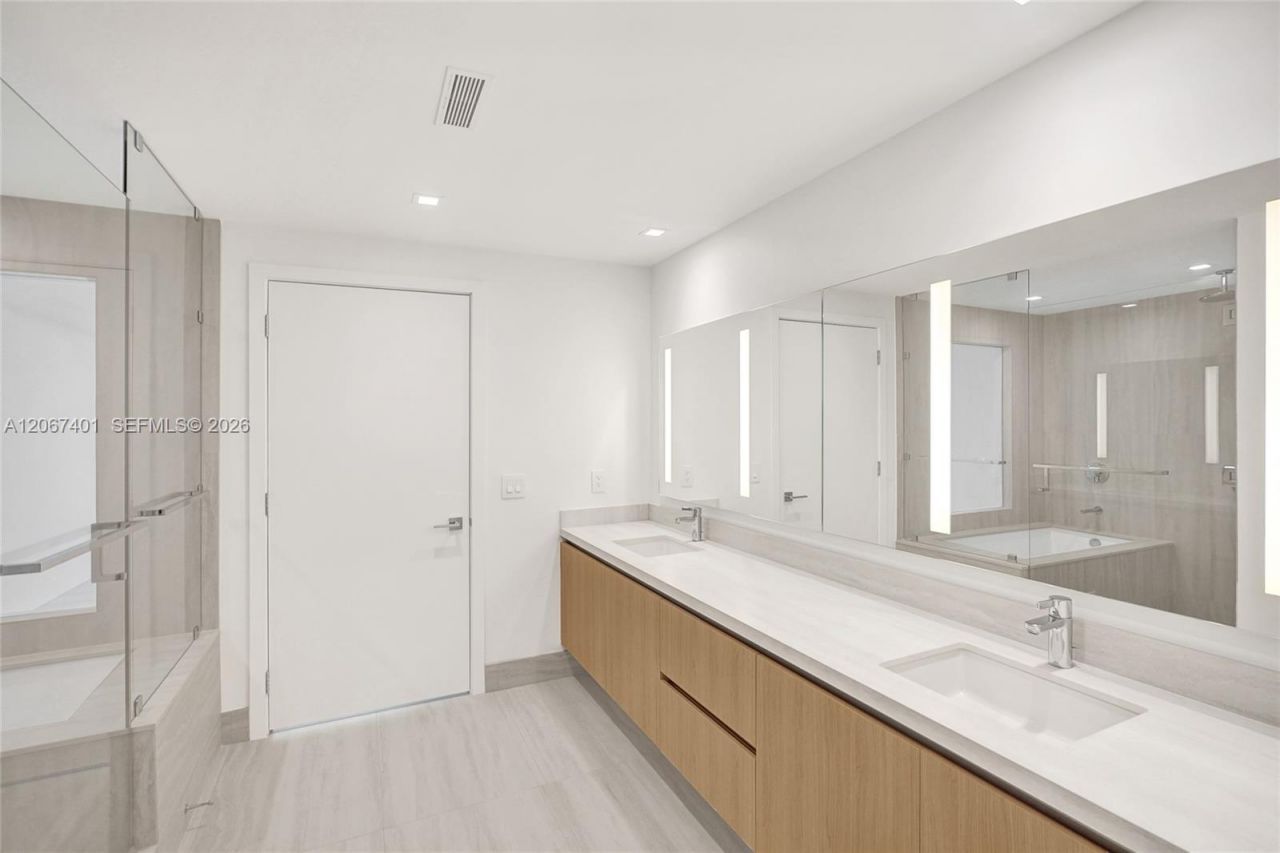 2411 Laguna Circle , Unit 208, Miami, FL 33181 Photo