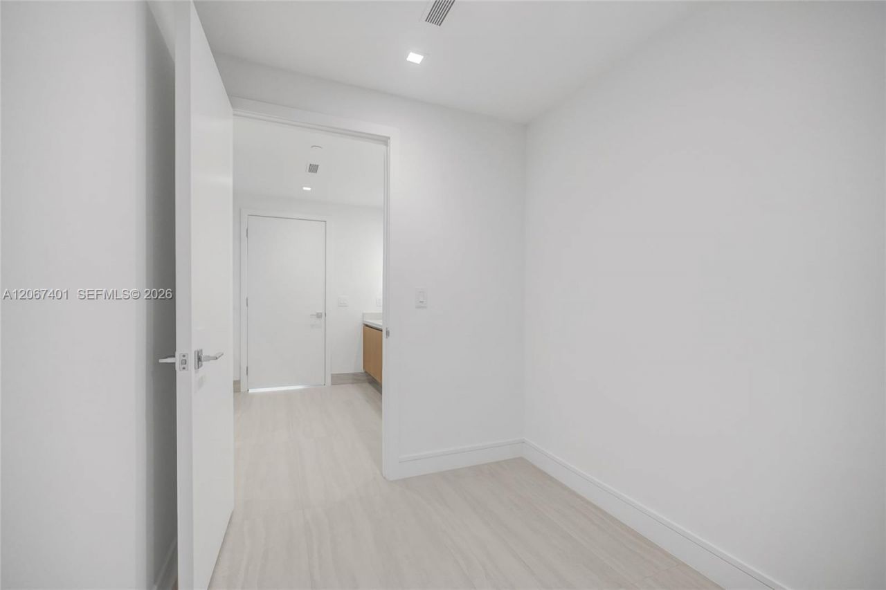 2411 Laguna Circle , Unit 208, Miami, FL 33181 Photo