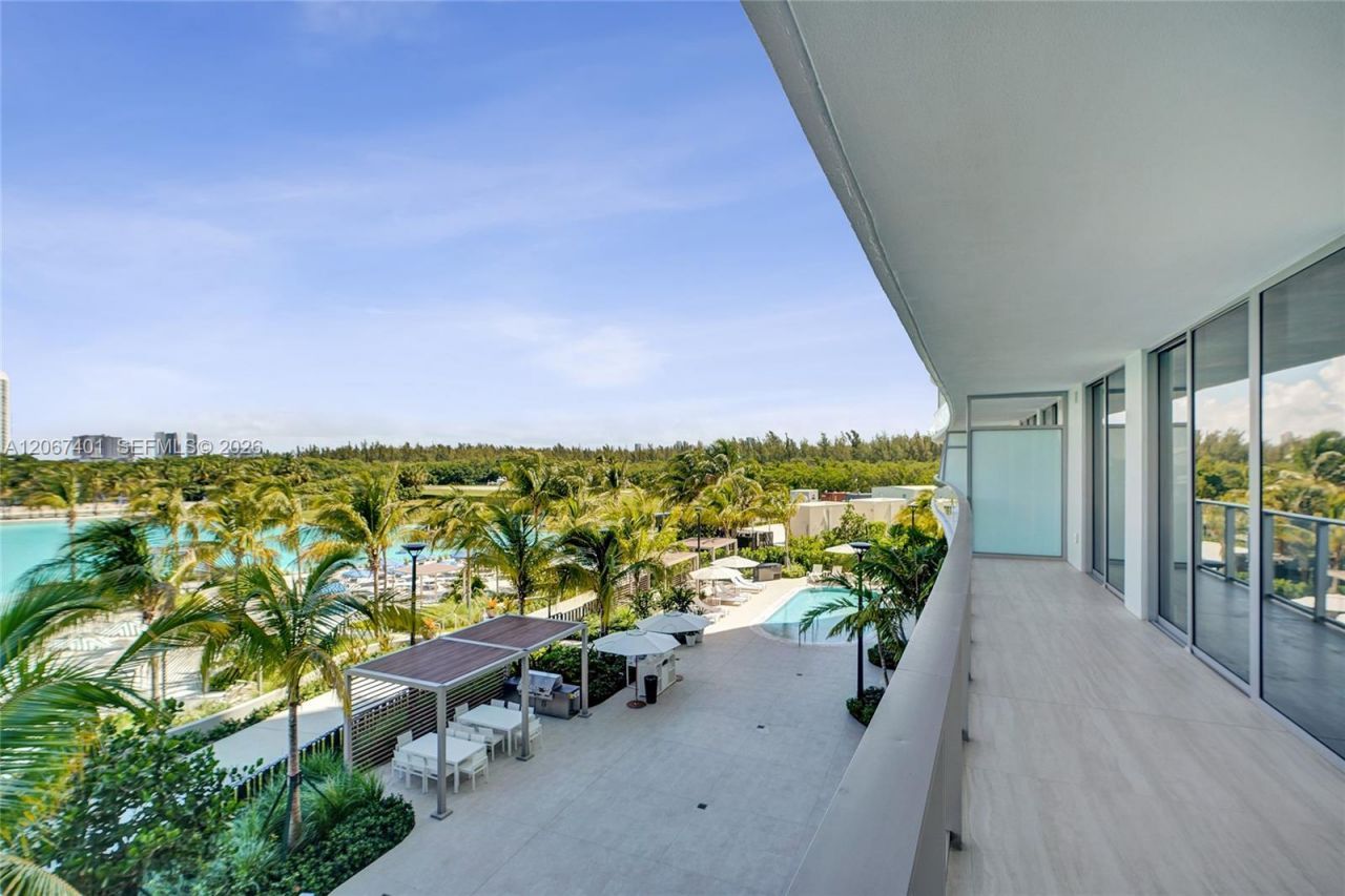 2411 Laguna Circle , Unit 208, Miami, FL 33181 Photo