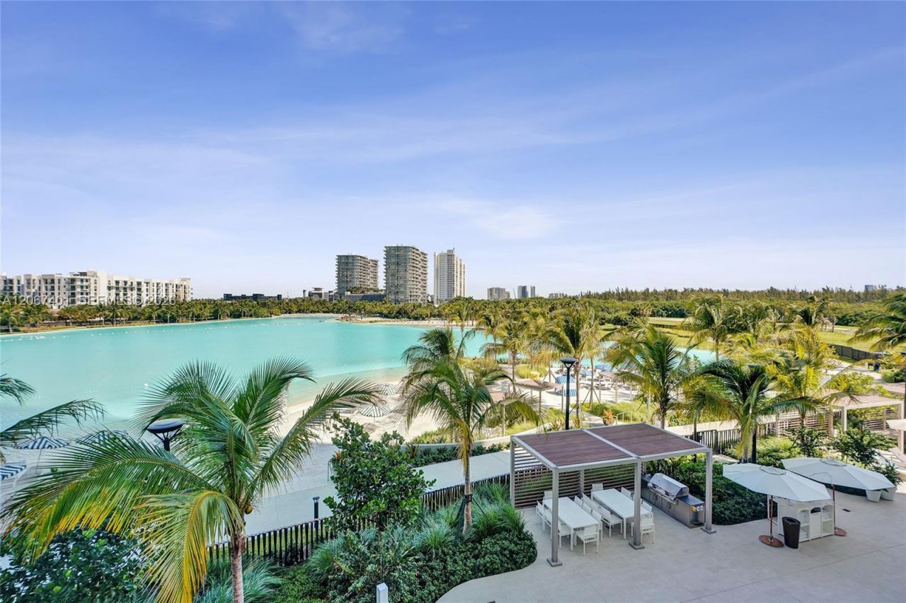 2411 Laguna Circle , Unit 208, Miami, FL 33181 Photo