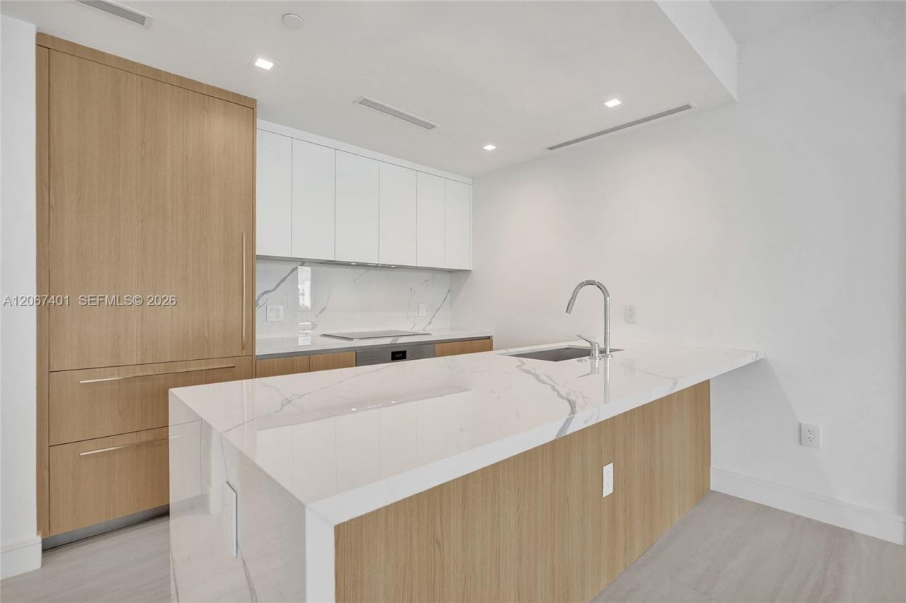 2411 Laguna Circle , Unit 208, Miami, FL 33181 Photo