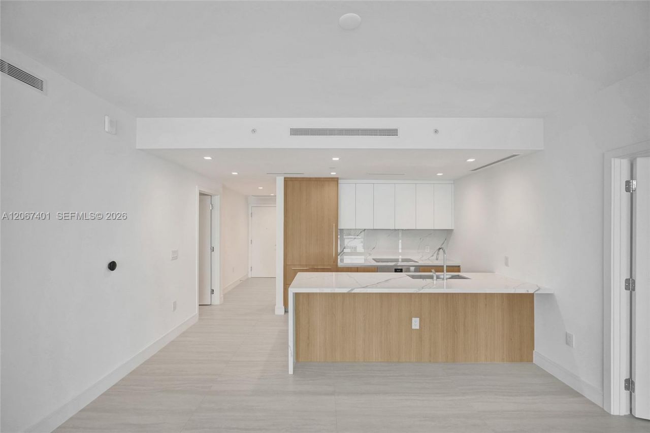 2411 Laguna Circle , Unit 208, Miami, FL 33181 Photo